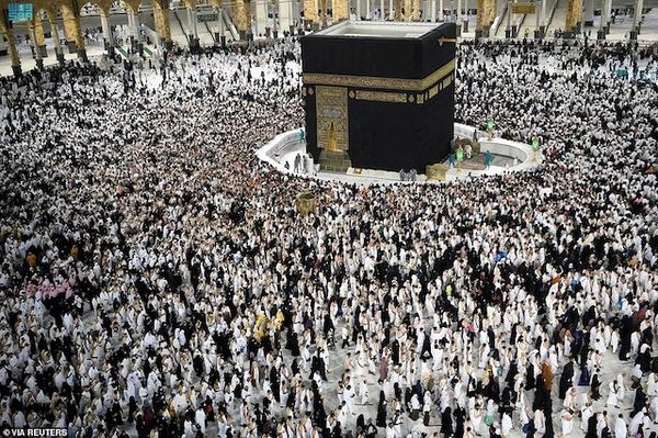 Thousands of Muslims Mark Laylat Al-Qadr Worldwide